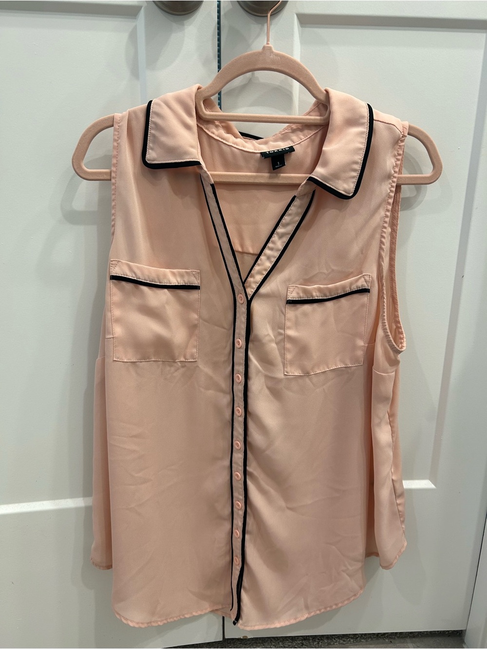 torrid Size 1 - Blush Pink Sleeveless Button-Down with Black Piping